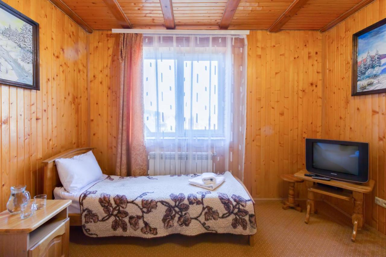 У Мар'Яни І Назара Hotel Yaremche Bagian luar foto