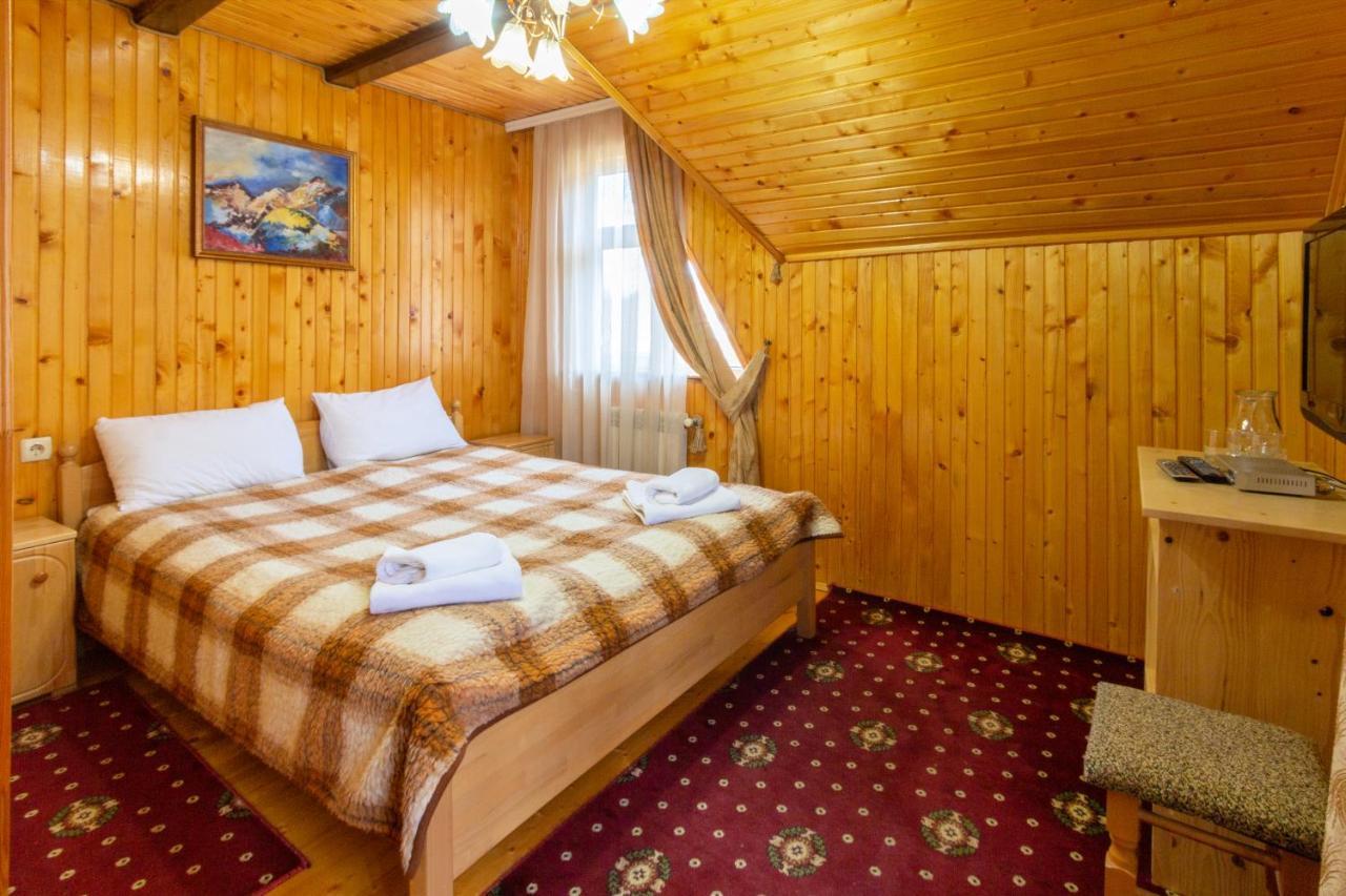 У Мар'Яни І Назара Hotel Yaremche Bagian luar foto