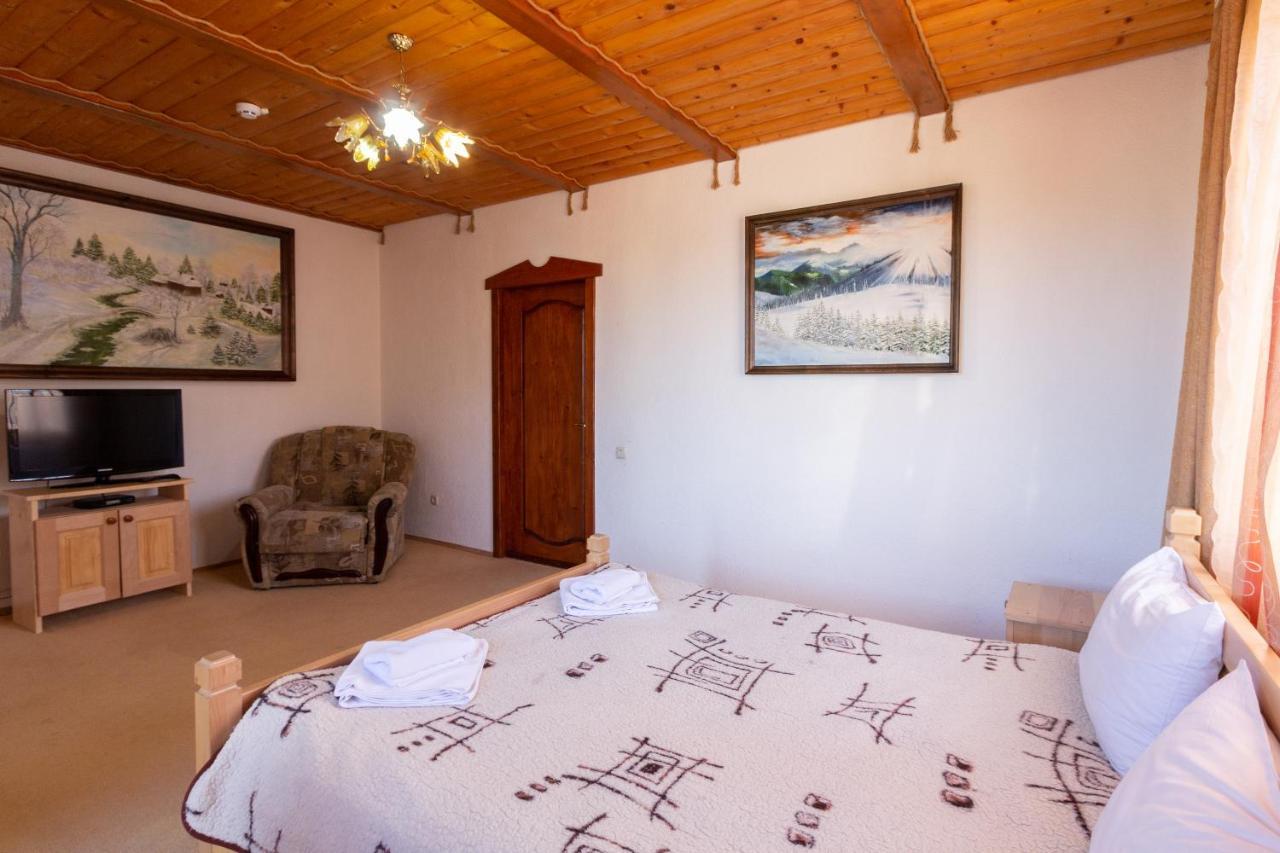 У Мар'Яни І Назара Hotel Yaremche Bagian luar foto