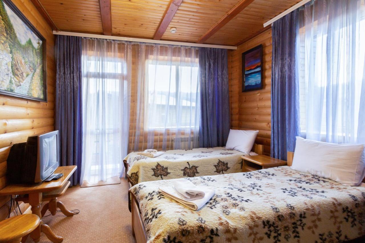 У Мар'Яни І Назара Hotel Yaremche Bagian luar foto