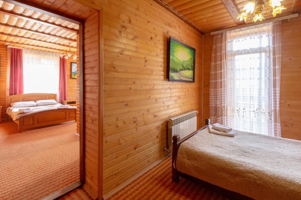 У Мар'Яни І Назара Hotel Yaremche Bagian luar foto