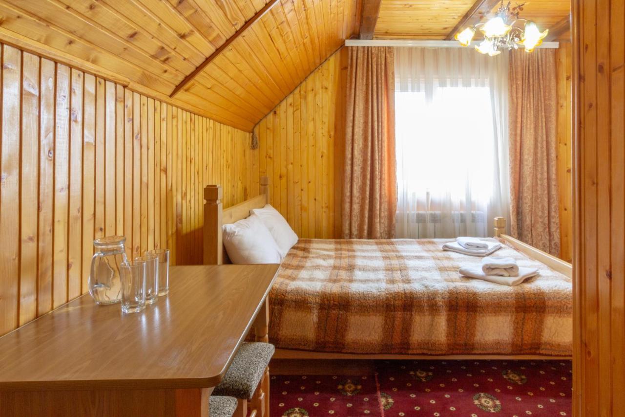 У Мар'Яни І Назара Hotel Yaremche Bagian luar foto