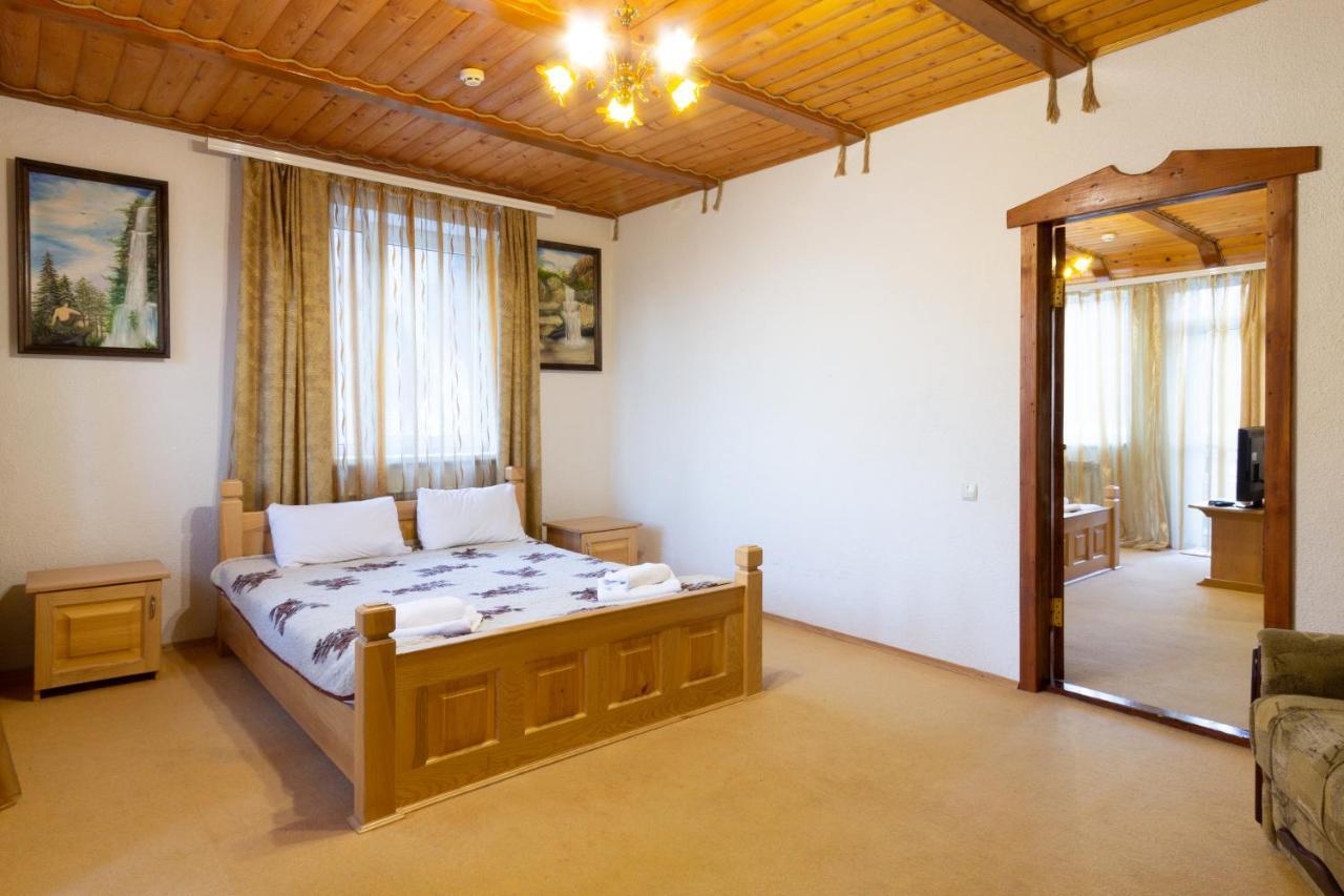 У Мар'Яни І Назара Hotel Yaremche Bagian luar foto