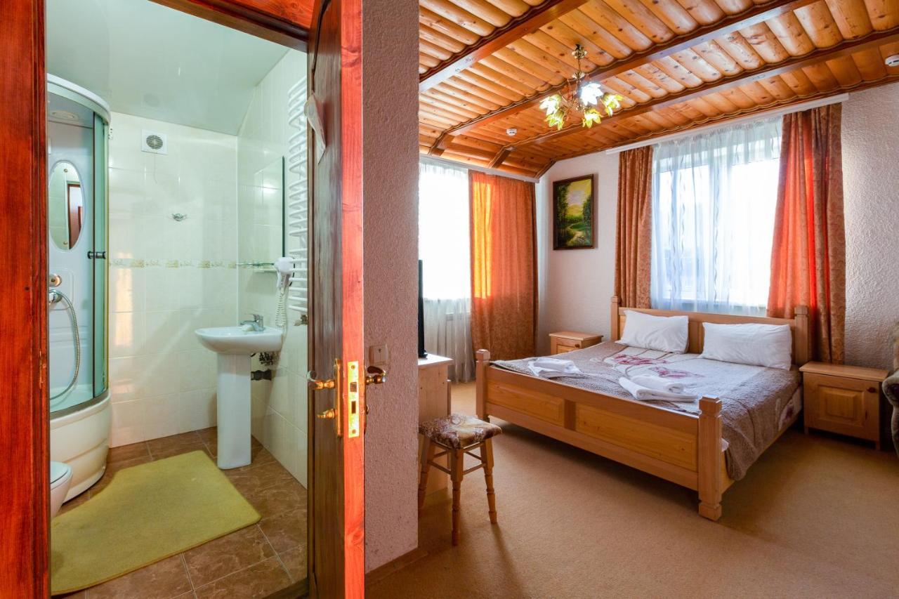У Мар'Яни І Назара Hotel Yaremche Bagian luar foto