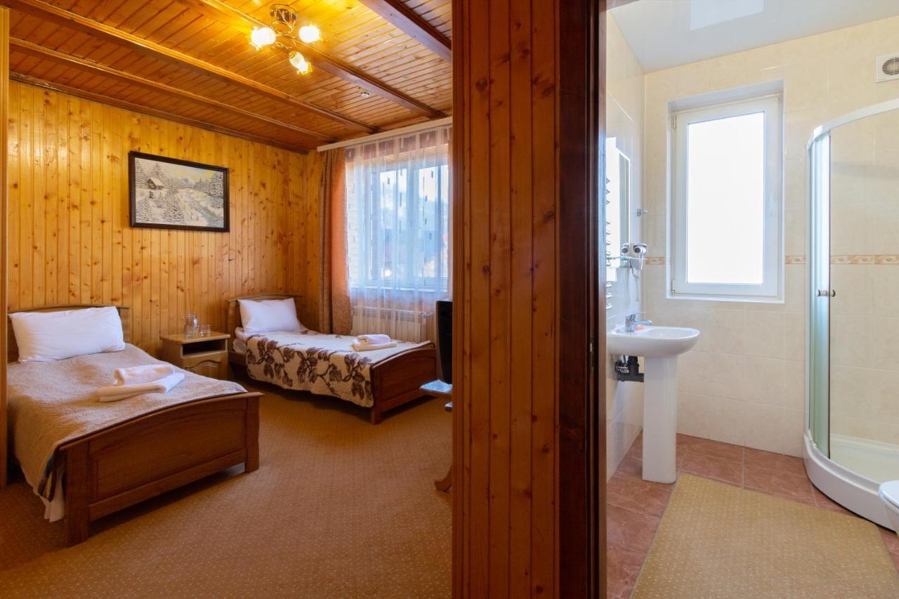 У Мар'Яни І Назара Hotel Yaremche Bagian luar foto