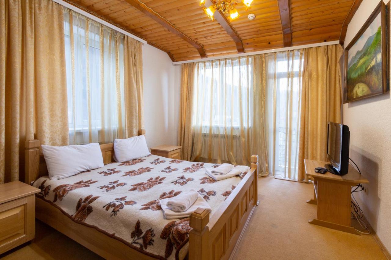 У Мар'Яни І Назара Hotel Yaremche Bagian luar foto