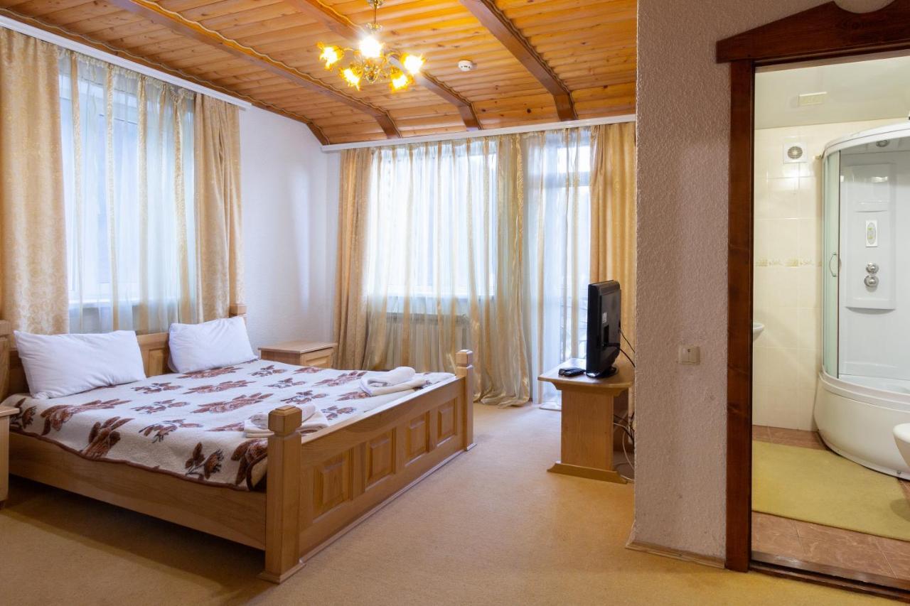 У Мар'Яни І Назара Hotel Yaremche Bagian luar foto